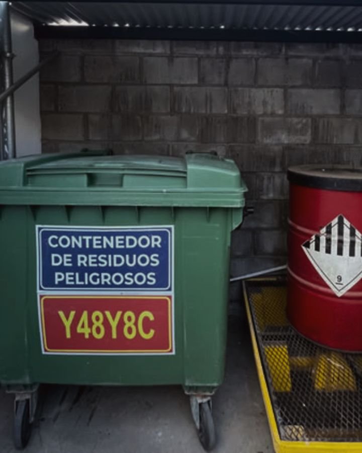 Contenedor de residuos peligrosos y tambor con rombo de seguridad